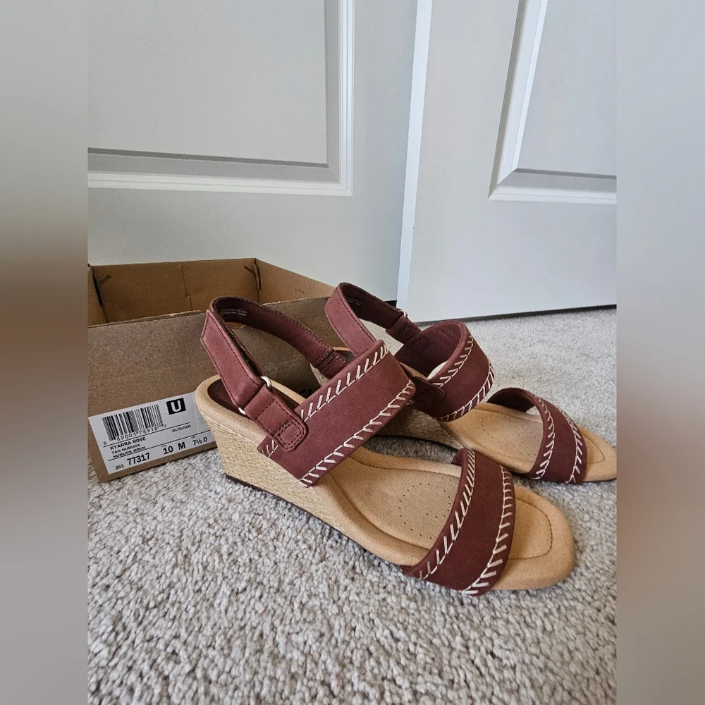 New In Box Clarks Collection Women's Kyarra Rose Nubuck Wedge Sandal Tan Sz 10